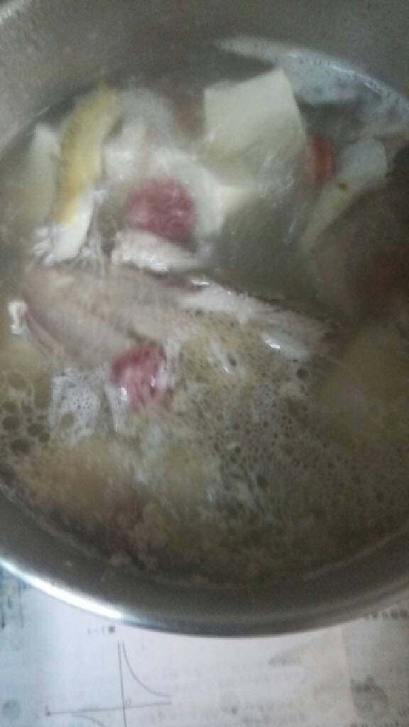 秋刀鱼和豆腐相爱的故事,放完所有食材后,大约半个小时吧,因为我的水事先是烧开的。