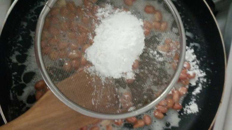牛奶花生粘,接着筛入淀粉,边搅拌,一分钟后关火即成。