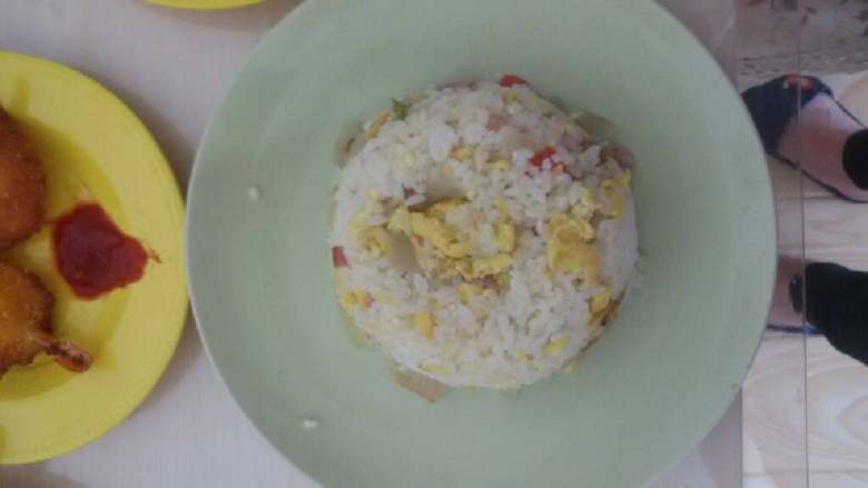 培根炒饭,鸡蛋2个打散