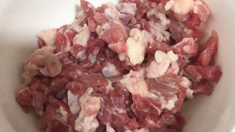 好好ci牌 尖椒牛肉干拌面,<a style='color:red;display:inline-block;' href='/shicai/ 216'>牛肉</a> 切成小块