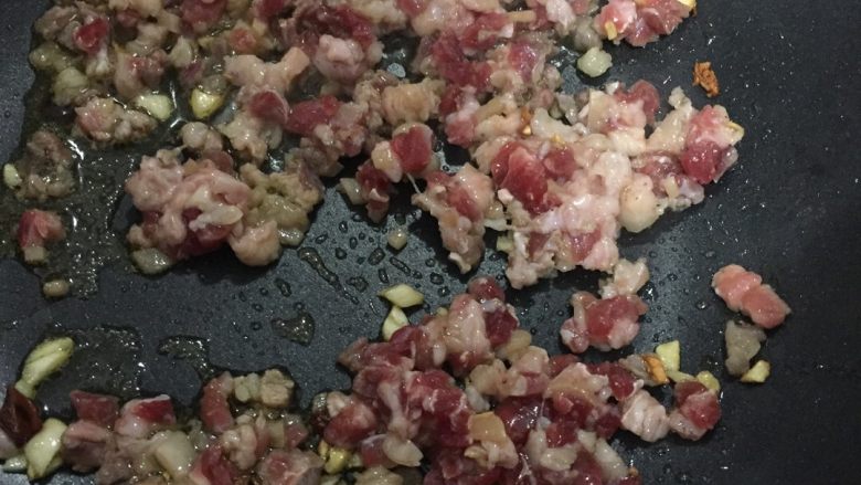 好好ci牌 尖椒牛肉干拌面,牛肉入锅,炒到至没有血色。