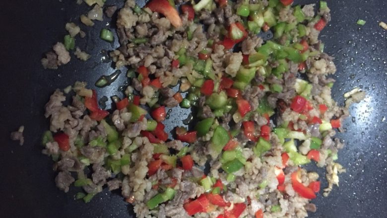 好好ci牌 尖椒牛肉干拌面,顺次加入尖椒、甜椒、青椒,爆炒。