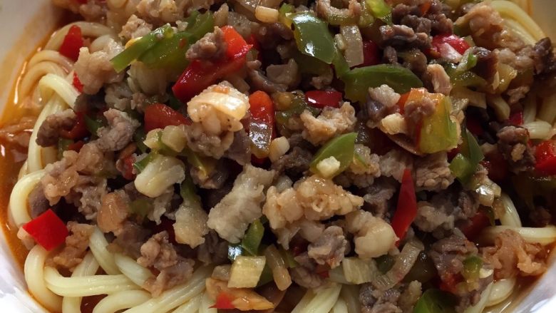 好好ci牌 尖椒牛肉干拌面,面条入碗,将尖椒牛肉哨子浇在面条上。OK,拌一拌,开次。