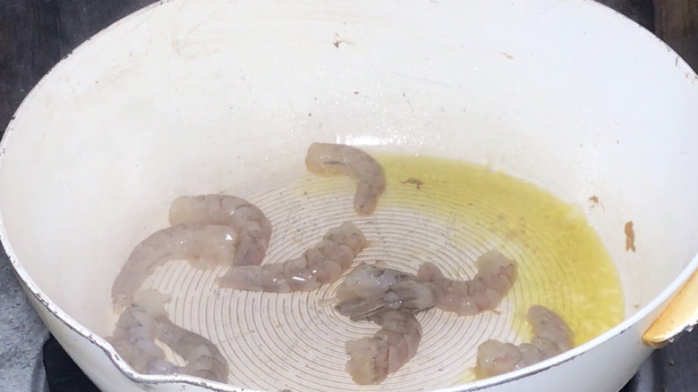 玉米虾仁蛋炒饭,就着油锅,放入虾仁,炒至变色