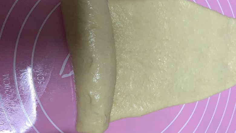 奶酪土司,用擀面棍擀成椭圆形,然后卷起来