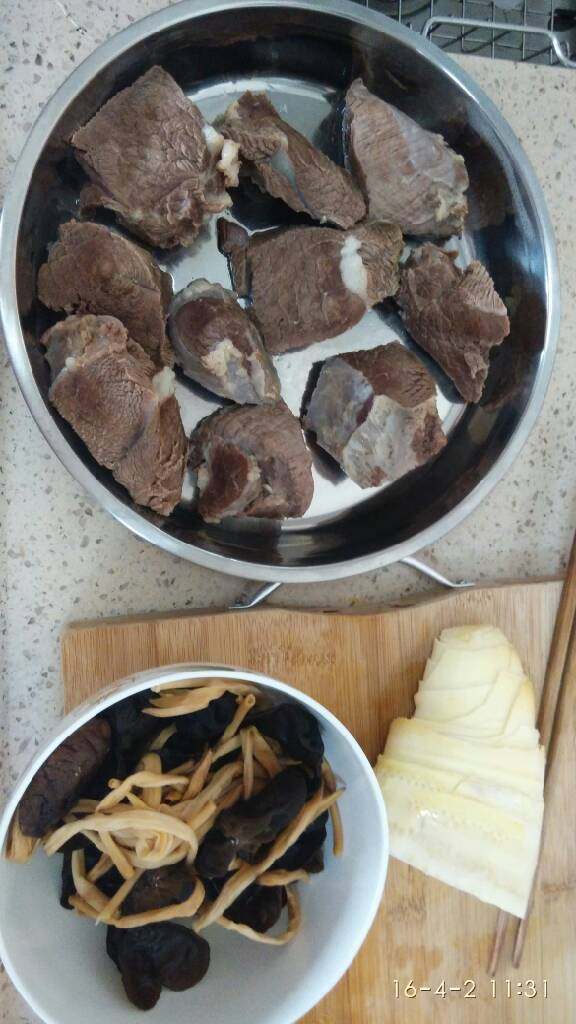 春笋牛肉粉丝煲,牛肉用高压锅清水,料酒压20分钟,干货提前泡发好备用,<a style='color:red;display:inline-block;' href='/shicai/ 42'>春笋</a>去皮切片,香菜切段,香葱白切段,葱绿切成葱花
