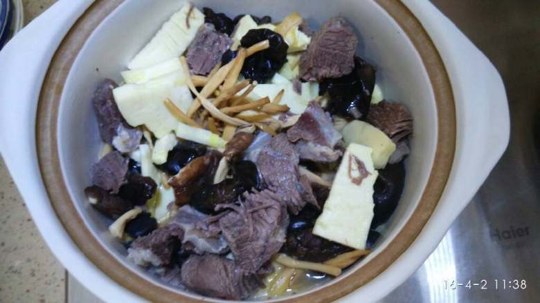春笋牛肉粉丝煲,最后下煮好的牛肉块