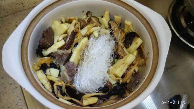 春笋牛肉粉丝煲,加煮牛肉的汤，酱油，不要末过食材，闷煮至春笋熟透，可以尝一下，熟了没有涩味，再下<a style='color:red;display:inline-block;' href='/shicai/ 523'>粉丝</a>，大概一分钟后<a style='color:red;display:inline-block;' href='/shicai/ 523'>粉丝</a>熟了加盐葱花香菜关火