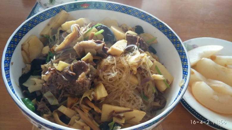 春笋牛肉粉丝煲,做饭时蒸个梨,盛饭~开吃~