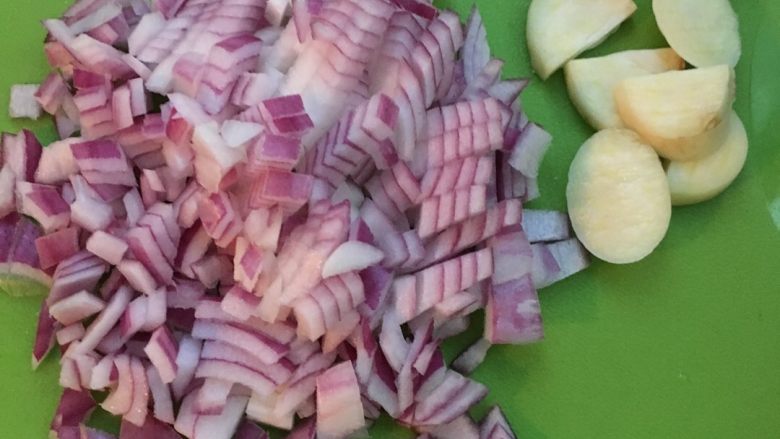 西班牙海鲜饭,<a style='color:red;display:inline-block;' href='/shicai/ 29'>洋葱</a><a style='color:red;display:inline-block;' href='/shicai/ 2794'>大蒜</a>切好备用