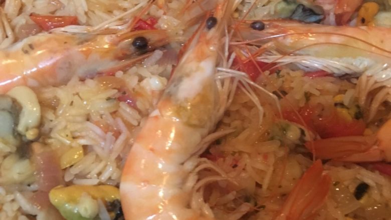 西班牙海鲜饭,等白葡萄酒气味挥发后，加入<a style='color:red;display:inline-block;' href='/shicai/ 93'>鸡汤</a>，没过香米，调味