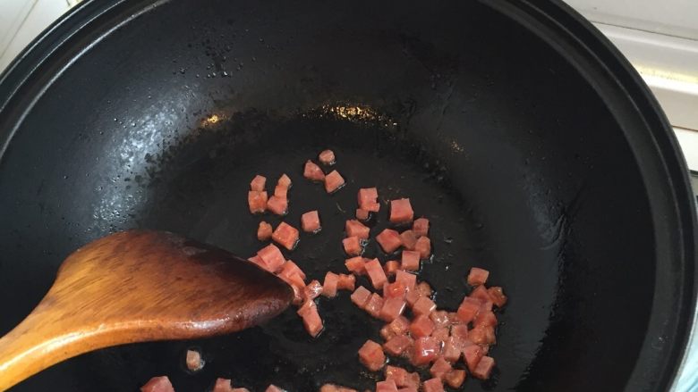 菠萝炒饭,锅里放适量油，稍热放入腊肠