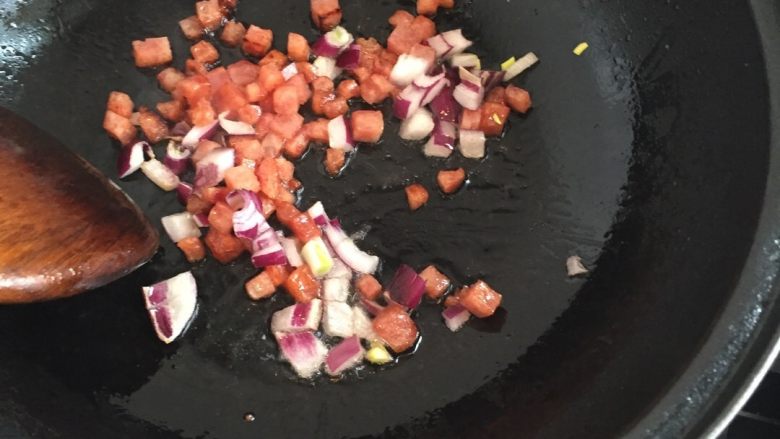菠萝炒饭,然后放洋葱