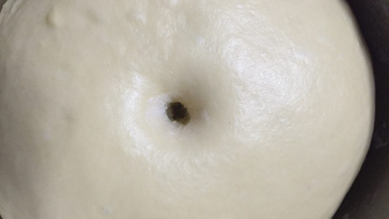 汉堡坯,然后放在哪个黄油揉至出膜,醒发成2.5倍