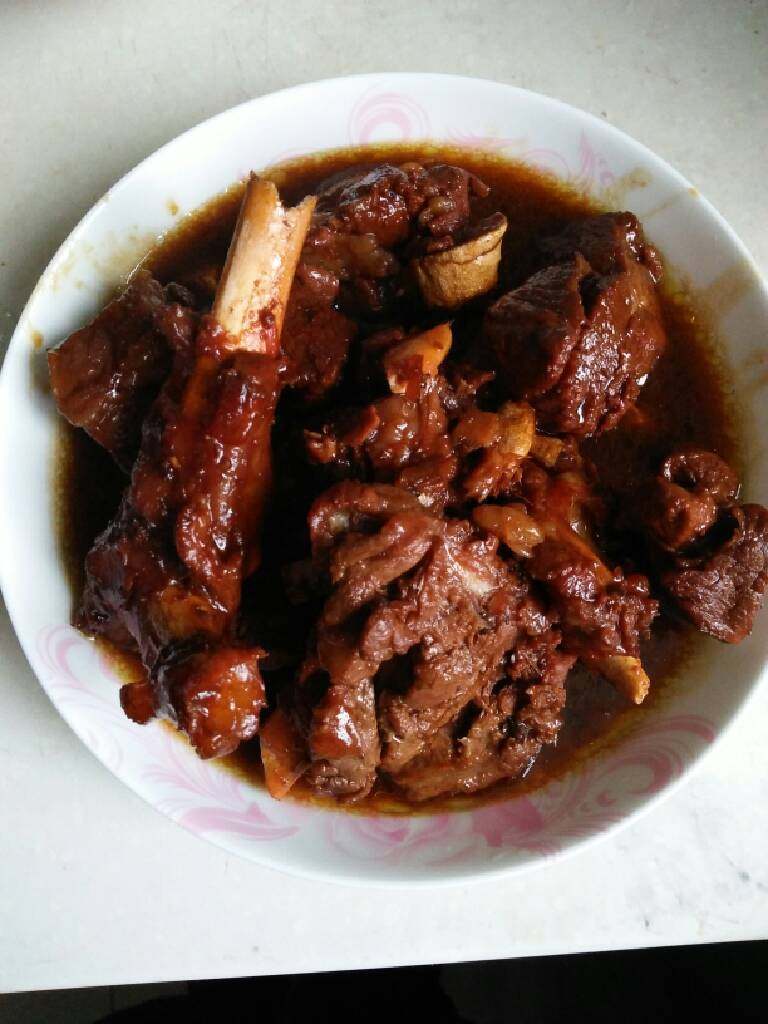 红烧羊肉,加入全部调料，加一小碗水翻炒均匀，盖上锅盖中小火焖烧至熟，专大火收汁关火放入味精出锅