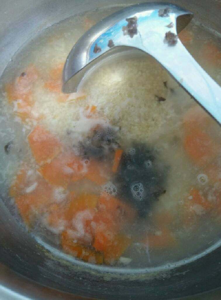南瓜小米虾皮粥~宝宝更健康,先煮小米约十分钟左右,然后加入南瓜 木耳 然后在煮十分钟