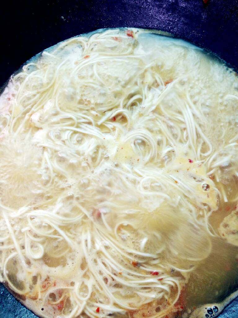 鸡汤辣油面,翻滚2-3分钟至熟