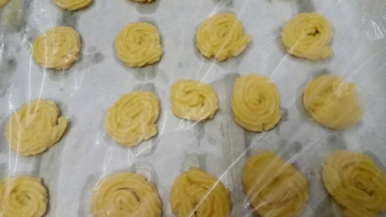 爱心饼干,团1,放进花袋用挤花,OK后,放进冰箱2小时后取出!