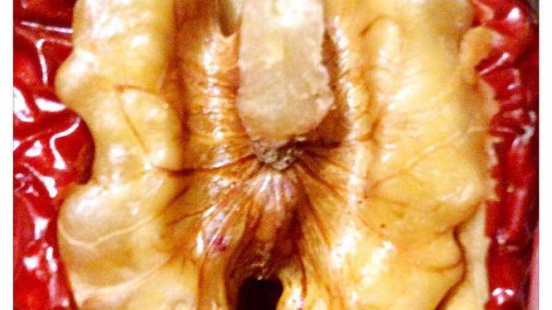 红枣夹合桃仁,用小刀将红枣划开口，取出红枣核，把合桃仁塞进去就大功告成啦
