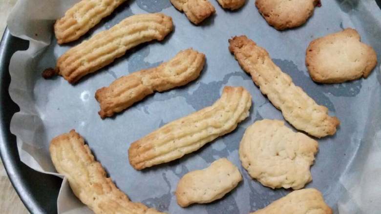 爱心饼干,由于花袋爆了挤不出花,唯有弄条状