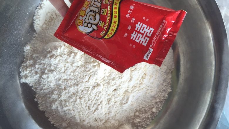 潮汕发糕,面粉倒入盆中,加入半包泡打粉