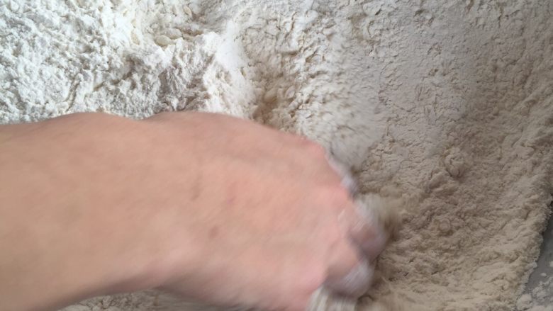 潮汕发糕,搅拌均匀,红白糖水一点点加,不可太多不可太少