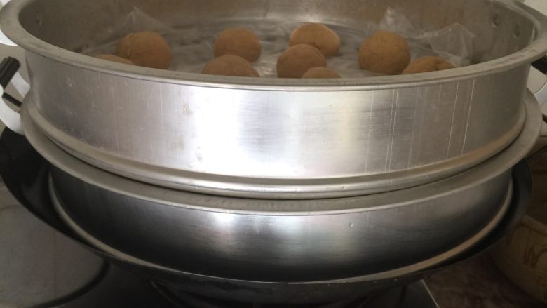 潮汕发糕,放入锅内蒸,锅内倒入1勺半清水大火蒸,飘出味道后关小火,再蒸15分钟即可