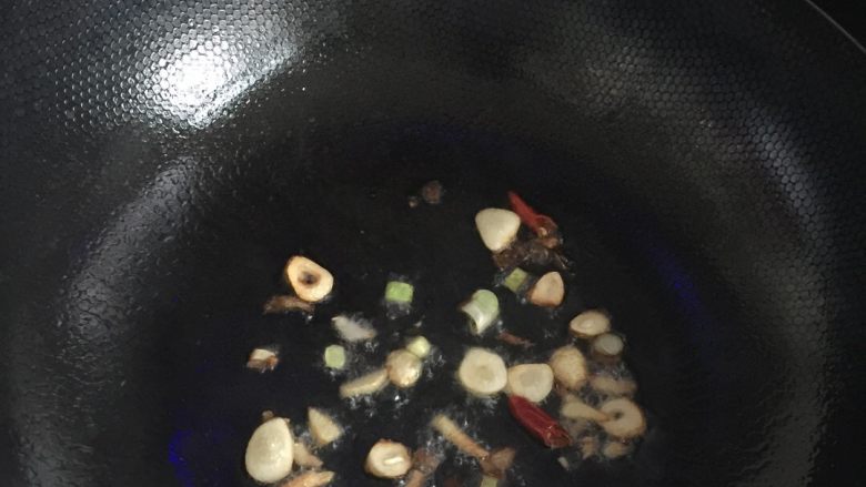 麻虾酱,待油热放葱姜蒜,干辣椒(适合个人口味),少放酱油