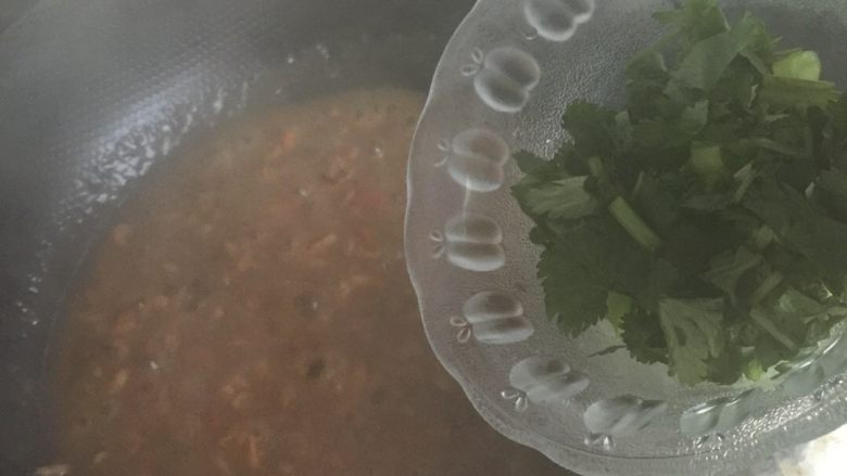 麻虾酱,煮几分钟,小火,然后放香菜,少许生抽,鸡精