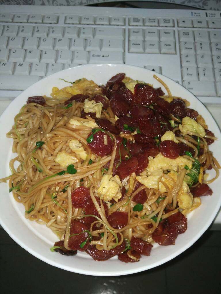 腊肠炒挂面