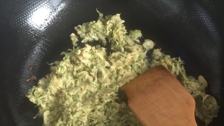 槐花鸡蛋,放入拌好的槐花鸡蛋,小火慢炒,随后放入盐,生抽,鸡精!