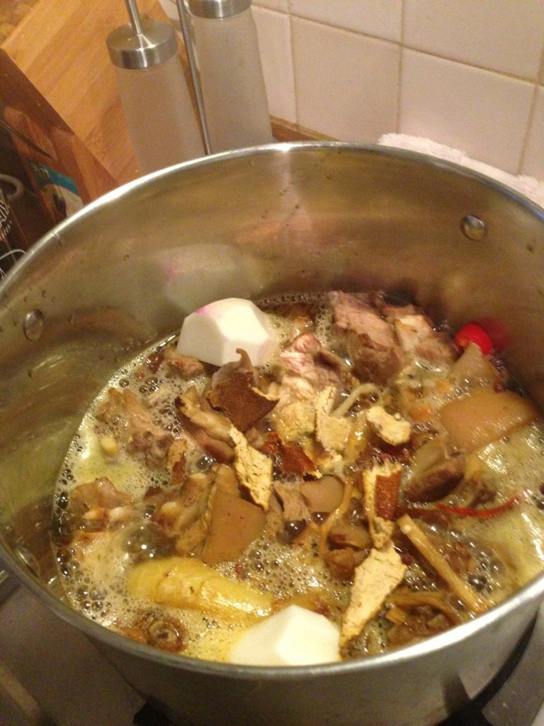 啤酒羊肉,倒入啤酒淹没羊肉,放入切好的小白萝卜,小火炖一个半小时到2个小时