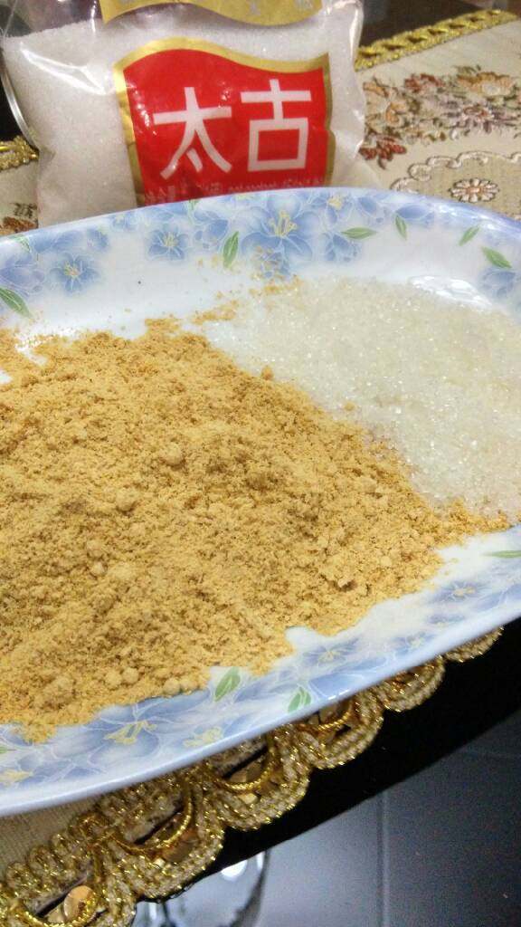 糯米团,炒好的黄豆,放凉了,用料理机磨成黄豆粉,在黄豆粉里加入<a style='color:red;display:inline-block;' href='/shicai/ 869'>白砂糖</a>,和匀!