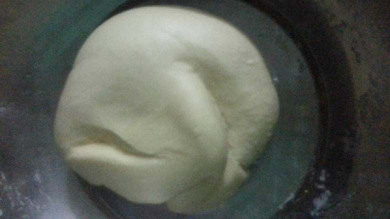 五种蔬菜猪肉馅饺子,先把鸡蛋打入面里一起擭好醒面