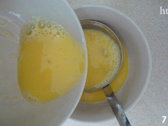 金碧如意盏,<a style='color:red;display:inline-block;' href='/shicai/ 9'>鸡蛋</a>打散,兑入相同比例的温开水,打匀后用入筛网过滤2次,加入1茶匙盐搅拌均匀;