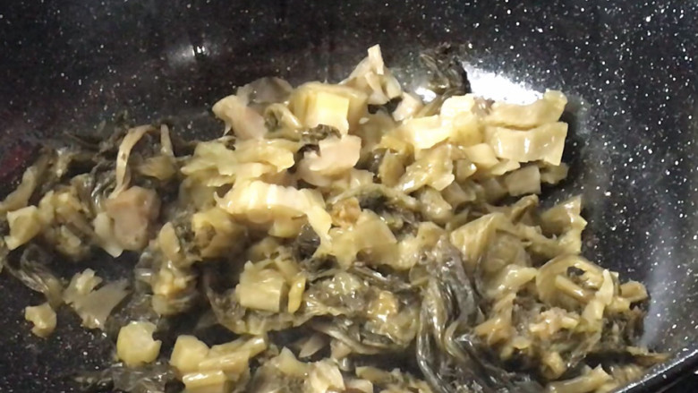 酸汤粉,就着油锅,放入酸菜炒香