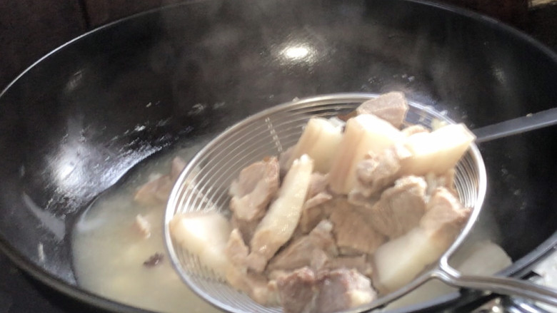 鹌鹑蛋红烧肉,捞出肉块,沥水备用