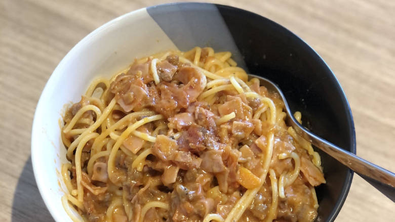 牛肉火腿意大利面🍝,装盘后,可以撒上一些马苏里拉芝士碎,就可以开吃了。