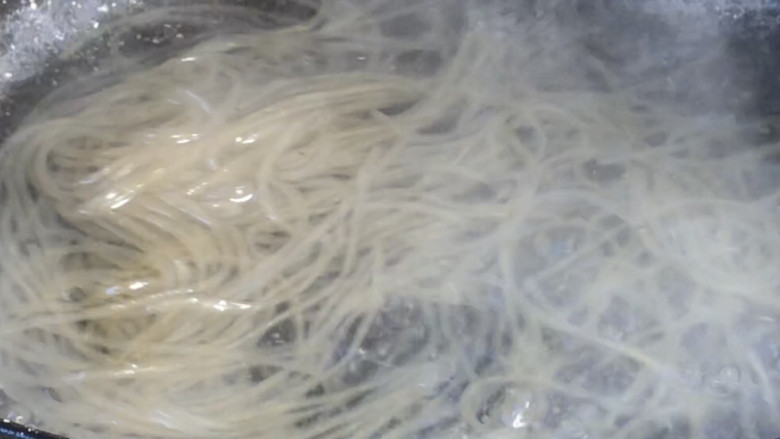 酸汤粉,再起锅烧开水,放入泡好的粉丝,煮沸