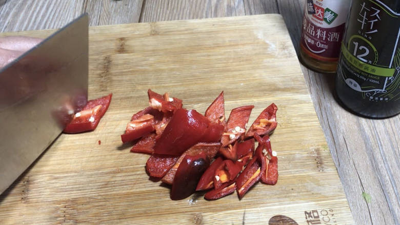 丝瓜肉片,红椒去蒂去籽后,洗净切成小块备用