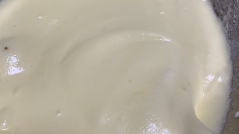 戚风蛋糕/低糖低油(不裂不塌),再把搅拌好的蛋黄糊倒回剩下三分之二蛋白霜里,用炒菜的手法,上下翻拌,不能打圈圈。