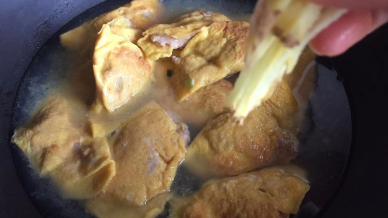 红烧蛋饺子,加入适量的开水，下入姜丝