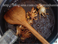 金碧如意盏,倒入八爪鱼、海参,淋入<a style='color:red;display:inline-block;' href='/shicai/ 718'>料酒</a>;
