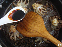 金碧如意盏,倒入<a style='color:red;display:inline-block;' href='/shicai/ 762'>老抽</a>快速翻炒;
