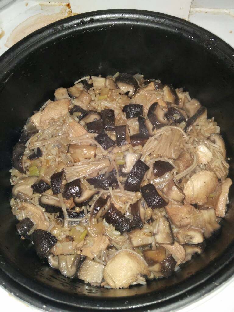 香菇鸡肉闷饭