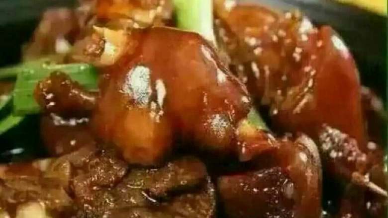 金锅猪蹄,中小火煮上40分钟，翻一下，再煮一小时左右