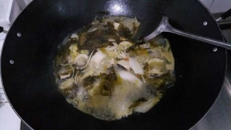 酸菜鱼+白贝   增加鲜味,尝尝味道，此时的汤应该酸酸辣辣。。接着，把自己喜欢的配料都放进去。白菜，<a style='color:red;display:inline-block;' href='/shicai/ 234'>金针菇</a>，<a style='color:red;display:inline-block;' href='/shicai/ 7202'>白贝</a>可以先放，因为要先入味。
最后放配菜<a style='color:red;display:inline-block;' href='/shicai/ 131'>香菜</a>和葱！加入少量料酒，盐，花椒油，尝尝味道如何。
