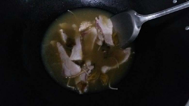 酸菜鱼+白贝 增加鲜味,把配菜捞起来,锅里只剩下汤!
最后一步就是煮鱼了!
把鱼放下去烫熟即可。一分钟不用就可以上菜!
为什么鱼要最后放?鱼很容易烂呗。。鱼放在最后烫熟可以保证鱼的完整。。就是保持好卖相啦。而且吃的时候也容易。因为鱼就在上面!!