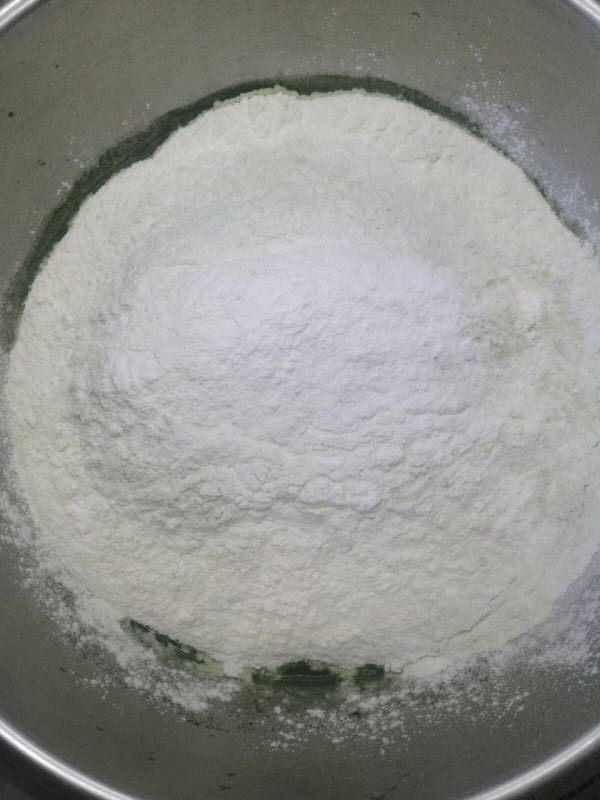 杏花楼咸蛋黄肉松网红青团,趁着艾草汁还热的时候加入刚才的混合面粉,先用筷子搅拌,再用手和成面团