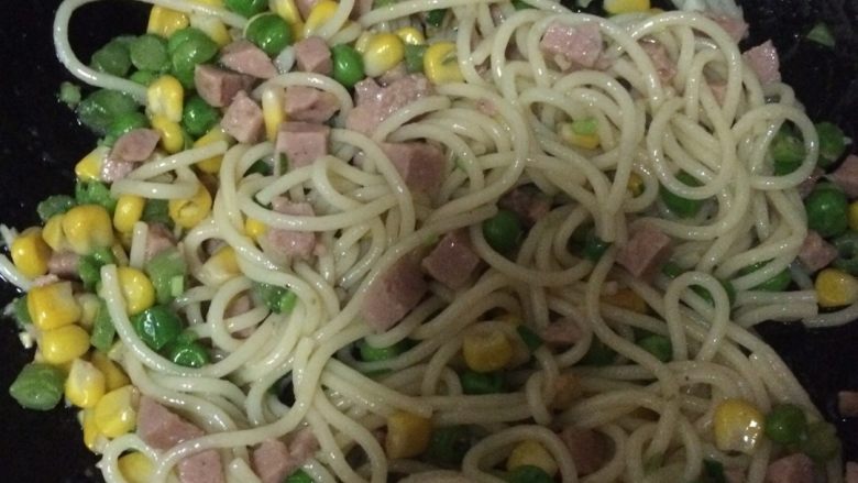 豌豆火腿肠玉米炒意大利面